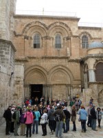 Jeruzalém - bazilika Božího hrobu (z jejího nádvoří). Vpravé části X. zastavení křížové cesty.