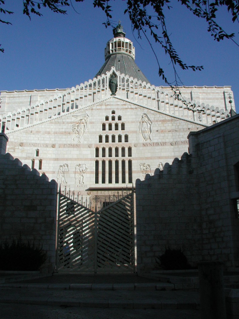 Nazaret - bazilika Zvěstování Páně (vstupní brána na nádvoří před bazilikou)